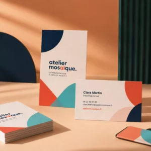 Carte de visite Atelier Mosaïque avec formes courbes bleu marine, orange et turquoise pour agence de communication