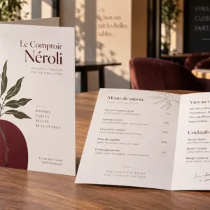 Dépliant 2 volets personnalisé utilisé comme menu de saison avec vins et cocktails dans un restaurant